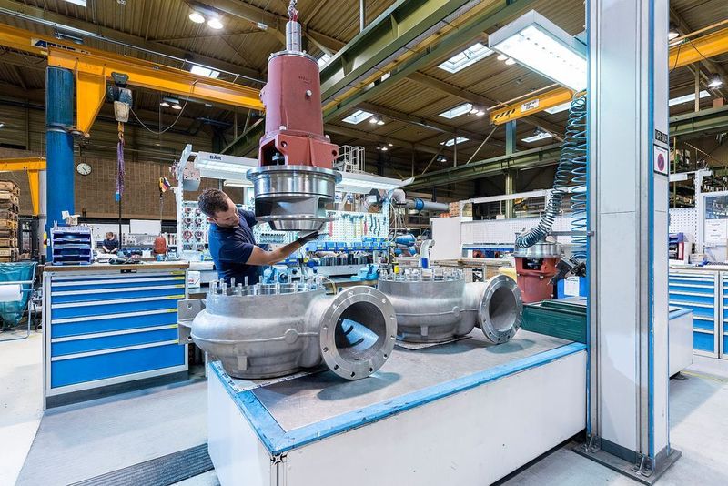 KSB will sich auf drei Geschäftsfelder konzentrieren: Wasser/Abwasser, Industrie und Service. Im Bild: Abwassertauchmotorpumpen mit Kühlmantel werden zum Testlauf vorbereitet. (KSB)