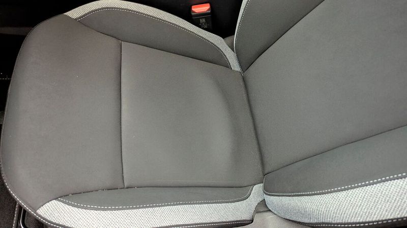 Die Sitze im Bigster sind nicht nur auf längeren Strecken unbequem. Auch der Bezug machte schon im Testwagen die Welle. (Bild: Rosenow – VCG)