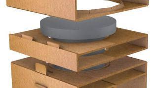 Das System besteht aus einem Unterteil, einem faltbaren Mittelteil und einem Oberteil, das die breitere Seite der Druckpackung (grau) abdeckt und diese nach oben hin fixiert. (Bild: Antalis)