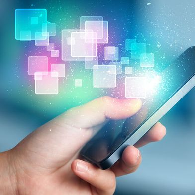 Nach diversen Spionage-Aktivitäten gegen WhatsApp-Nutzer führt der Anbieter mit den „strengen Kontoeinstellungen“ neue Sicherheitsfunktionen ein. (Bild: © ra2 studio - stock.adobe.com)