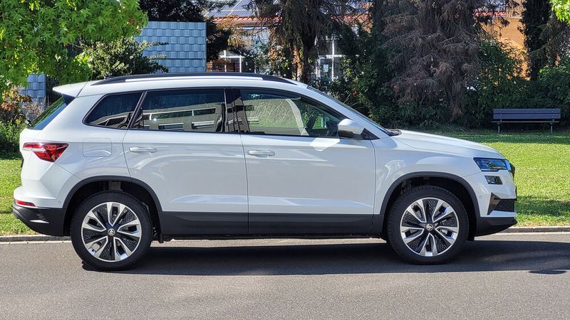 Dennoch gibt es ein gutes Gefühl, wenn man genug Reserven hat, um auch mal schnell und mühelos an einem Lkw vorbeiziehen zu können. Sportliche Fahrer werden nicht zufrieden sein, aber für die ist dieses Auto auch nicht gedacht. (Bild: Wehner – VCG)