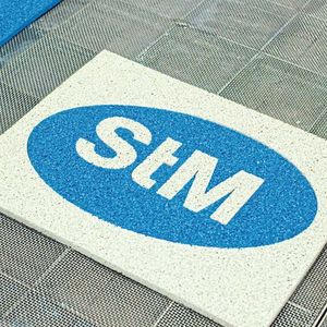 Präzise ausgeführtes STM-Logo, hergestellt mit der hauseigenen Wasserstrahlschneid-Technik bei „Teu2Tec“. Es besteht aus robustem Elastomergranulat. Auf diese Fertigungstechnik „stehen“ die Experten von „Teu2Tec“ und Melos jetzt unverrückbar, heißt es.