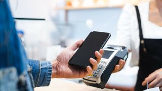 customer-using-credit-cart-for-payment-to-owner-at-cafe-restaurant-cashless-technology-and-credit-card-payment-concept-stockpack-adobe-stock-scaled (Quelle: Nattakorn - Adobe Stock)