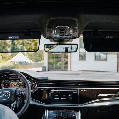 The new sun visor can be darkened automatically or manually (Image:Gentex GmbH)