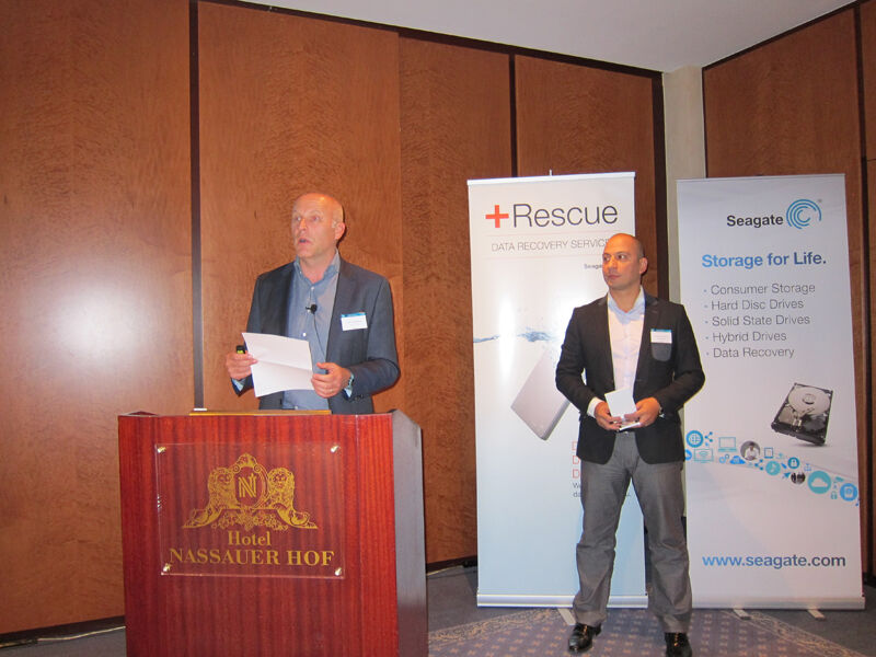 Henk Vandenberg (l.) und Sofocles Socratous (Seagate)vergaben zwei Awards an... (Bild: IT-BUSINESS)
