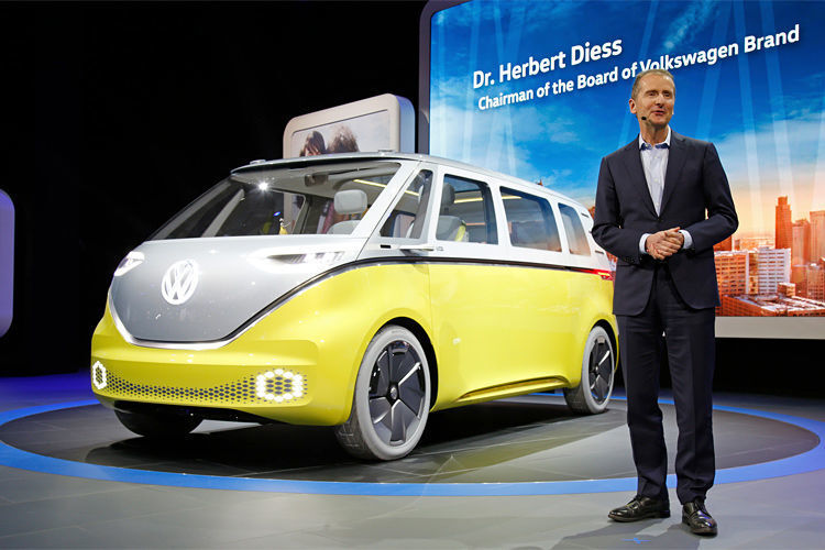 Auf einen Triumph alter Werte hofft Volkswagen beim I.D. Buzz – Dr. Herbert Diess stellte das moderne Konzept des Klassikers in Detroit vor. (Volkswagen)