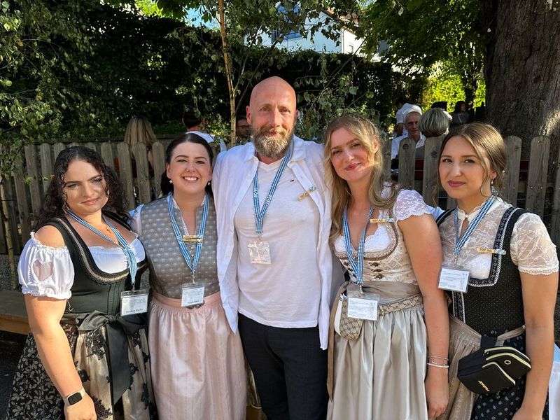 Thorsten Skotnica mit (v. l.) Yasemin Fischer, Jessica Eberl, Sarah Nichifor und Denyse Mauro (TDT). Respekt Mädels, dass Ihr bei den Temperaturen ein Dirndl anhabt. (Bild: Vogel IT-Medien GmbH)