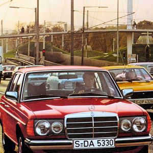 Gesicht in der Menge: Mit großem Chromkühlergrill und Stern auf der Haube vermittelt der Mercedes W 123 Prestige. Die zwischen November 1975 bis Januar 1986 gebaute Reihe wurde 2,7 Millionen Mal produziert. Als Vorläufer der E-Klasse zählt sie zur oberen Mittelklasse. Vorgänger sind die Baureihen 114 (Sechszylindermodelle) und 115 (Vierzylinder- und Dieselmodelle), auch „Strich 8“ (/8) genannt.  : Federführend beim Design waren Friedrich Geiger und Bruno Sacco. Wichtig bei der Entwicklung war die passive Sicherheit, großer Komfort sowie Servicefreundlichkeit.(Bild:  Mercedes-Benz Classic Archive)