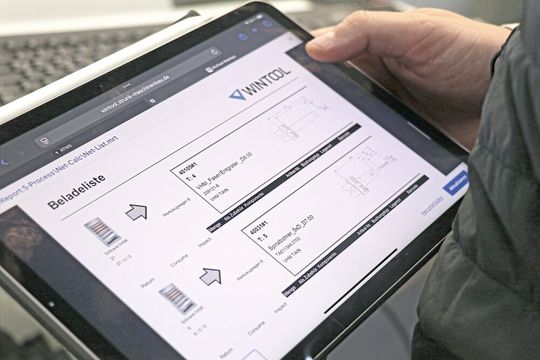 Papierlose Fertigung: Bei Strunk besitzt jeder Fertigungsmitarbeiter ein Tablet, mit dem er unter anderem über die «WinTool»-Web-App sämtliche Werkzeuge auf Lagerplätze, Werkzeugwagen oder Maschinen buchen kann.(Bild:  Haimer)
