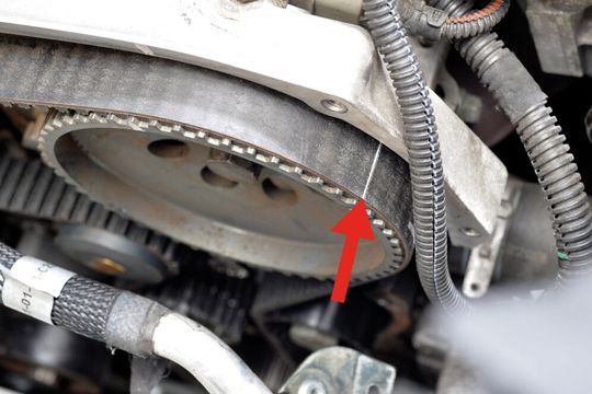 Beim Aufsetzen des Riemens auf die Markierungen achten.(Foto:  Contitech)