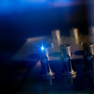 Mittels Lasermarkieren lassen sich viele Materialien sehr flexibel beschriften oder mit Codes versehen.