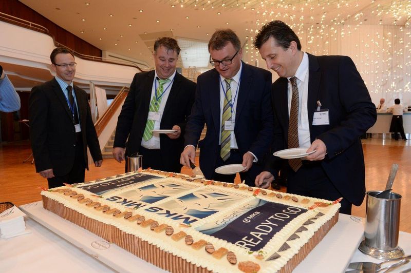 Hier bedient der Oberbürgermeister: OB Andreas Brand (zweiter v.re.) reicht Vorstand Michael Kempf (re.) das erste Tortenstück, zum Start von Goliath.NET. Erwartungsvoll warten bereits Patrick Pauly (zweiter v.li.) und Alexander Lorch von Pauly Büromaschinen. (MKS)