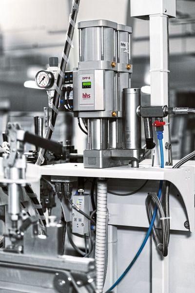 Die Doppelkolbenpumpe DPP von Baumer hhs ist das Herzstück für den Klebevorgang. (Bild: Festo/Yves Pascal Eckhardt)