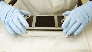 Stahl-Zwischenplatte aus ferritischem Chromstahl Crofer 22 APU. Diese Interkonnektoren verbinden die einzelnen Zellen zu einem leistungsfähigen Brennstoffzellen-Stapel. (Archiv: Vogel Business Media)