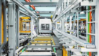 In der weitläufigen Rissprüfanlage für Triebwerks- und Turbinenbauteile gilt die Regelung der Zugänge zu den einzelnen Kabinen zentral für die Sicherheit von Mensch und Maschine.  (Bild: Pilz)