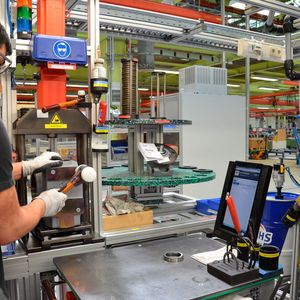 In der Produktionsinsel verschmelzen Werktisch und Logistik-Modul. Das Tablet auf dem Tisch zeigt an, welcher Handgriff als nächstes ansteht. (Bild:  Jablonski)