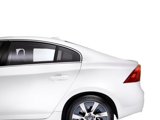 Der Volvo S60L PPHEV Concept Car ist in einem matten Crystal Weiß-Perleffekt lackiert. (Bild: Volvo)
