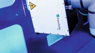 Am Roboter geführt untersucht der F-Scanner 1Dmini umgeformte Blechbauteile auf Rückstände und Beschichtungen – vollflächig oder gezielt dort, wo weitere Verarbeitungsschritte ansetzen. (Bild: Fraunhofer-IPM)