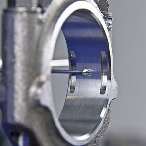 Anders als bei Tastkugeln aus Rubin oder Siliziumnitrid beeinträchtigt Diamanttaster weder der Kontakt mit sehr harten noch mit besonders weichen Werkstücken. Somit lassen sich Werkstücke damit scannen, ohne dass die Tasterkugel regelmäßig gereinigt oder ausgewechselt werden muss. Der Durchsatz steigt bei einer erhöhten Messsicherheit.