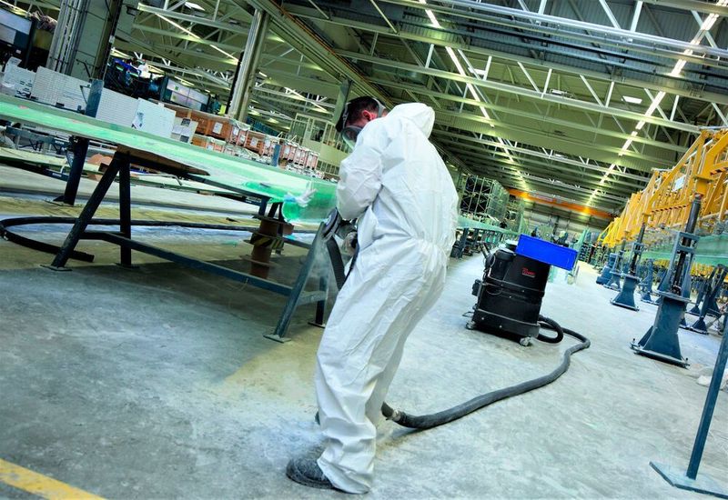 Bei der Kantenbearbeitung der Rotorblätter müssen, im Gegensatz zum Oberflächen-Finish, noch Späne und Gratstücke abgesaugt werden. Hier ein explosionsgeschütztes Saugsystem von Ruwac, das diese Aufgabe übernimmt. (Ruwac)