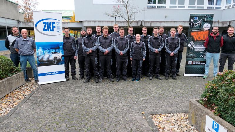 Die Teilnehmer der „Deutschen Meisterschaft des Handwerks“ gemeinsam mit den Prüf- und Aufsichtspersonen, den Karosserie- und Fahrzeugbaumeistern Karsten Fenchel, Vincent Wickert und Christoph Geier (alle von Karosseriebau Nagel) sowie Mirko Baetz von der EDAG. (Bild: Wenz| VCG)