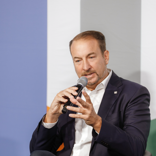 Prof. Manfred Renner (Leiter Fraunhofer CCPE und Institutsleiter Fraunhofer Umsicht): „Wer Pilotanlagen und industrielle Skalierung beherrscht, entscheidet am Ende darüber, wo Wertschöpfung und Arbeitsplätze entstehen.“(Bild:  Plastics Europe Deutschland)