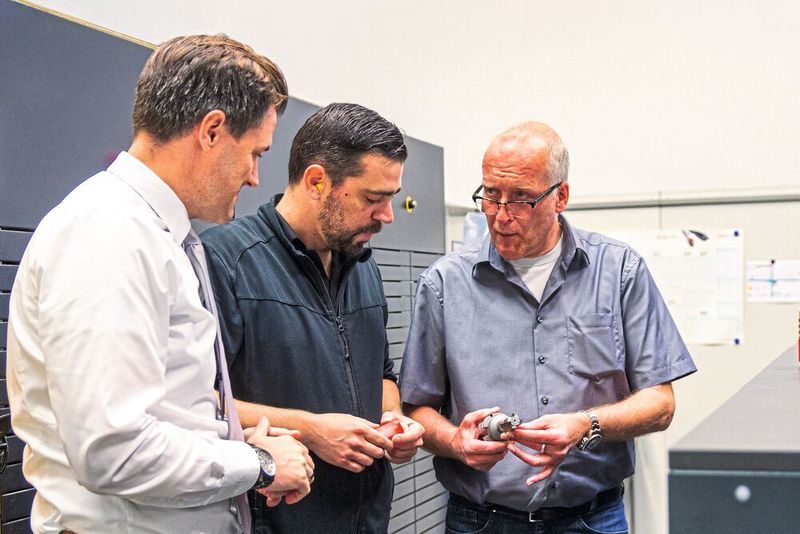 Partnerschaftliche Zusammenarbeit: v. l. Michael Hils (Mapal), Patrick Wittig (Alupress) und der Technische Berater (Mapal). (Mapal)