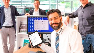 Das E-Signing pilotiert Volkswagen Financial Services aktuell mit dem Autohaus Holzberg. Im Bild zu sehen sind stehend (v.l.n.r.) Stefan Imme (Chief Digital Officer), Björn Steffen (Leiter Digitales Marketing), Christopher Hartung (Projektleiter Digitale Signatur im Autohaus), alle Volkswagen Financial Services. Sitzend: Robert Welke (Autohaus Holzberg) . (Bild: Volkswagen Financial Services)