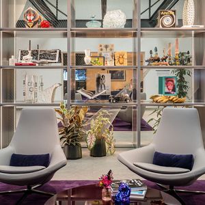 Im sogenannten Cabinet of Curiosity können die Rolls-Royce-Händler Luxusgegenstände präsentieren.(Bild:  Rolls-Royce)