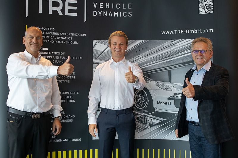 von links: Eckhardt Döhrer, Geschäftsführer der TRE GmbH, Gesellschafter Nico Rosberg und Schaeffler Paravan CEO Roland Arnold wollen in Zukunft enger zusammenarbeiten. (Schaeffler Paravan)
