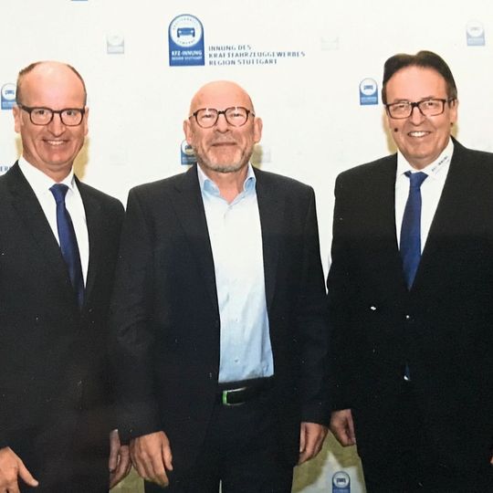 Herbstforum 2019: Christian Reher (Geschäftsführer, li) und Torsten Treiber (Obermeister, re., beide Kfz-Innung Region Stuttgart) mit Vekehrsminister Winfried Hermann. Herbstforum 2019: Christian Reher (Geschäftsführer, li) und Torsten Treiber (Obermeister, re., beide Kfz-Innung Region Stuttgart) mit Vekehrsminister Winfried Hermann.