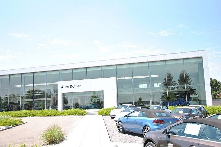 2013 wurde der Neubau des Autohauses in Mainburg eröffnet. Der Betrieb ist bereits seit 1994 auf dem Gelände zuhause. (Foto: Kampfmann)