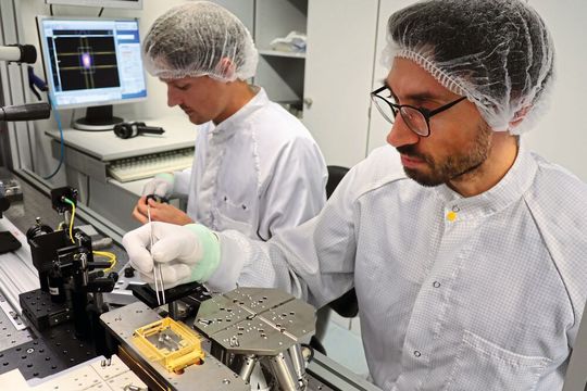 Das Ferdinand-Braun-Institut besitzt umfassende Erfahrung bei der Realisierung von hochspezialisierten Diodenlasermodulen – Basis für die neuartigen Quantenlichtmodule, die nun für die quantengestützte Frühdiagnostik von Krebs entwickelt werden. Das Ferdinand-Braun-Institut besitzt umfassende Erfahrung bei der Realisierung von hochspezialisierten Diodenlasermodulen – Basis für die neuartigen Quantenlichtmodule, die nun für die quantengestützte Frühdiagnostik von Krebs entwickelt werden.