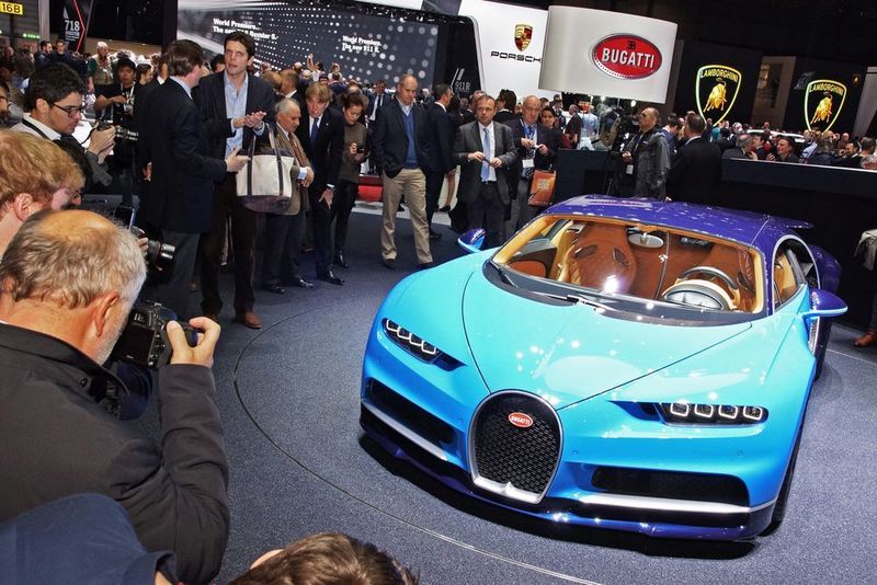 Sie heißen Bugatti Chiron, Ferrari GTC4 Lusso oder Porsche 911 R, haben 1.500, 690 oder 500 PS und bilden üblicherweise die Zierde einer jeden Automesse. Dennoch geht der Trend weg vom flachen Sportwagen hin zum SUV. (Foto: SP-X/Matthias Knödler)