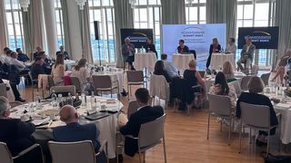 eGovernment Summit 2023: Gespannt verfolgten die Teilnehmenden die Paneldiskussion zum Thema „Beyond OZG“  (©Vogel IT-Akademie)