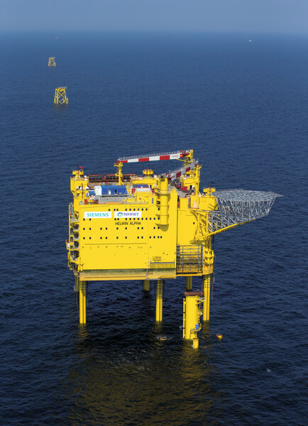 Die Offshore-Plattform wird in einer Höhe von 22 Metern über dem Meeresspiegel fixiert, so dass sie selbst vor Jahrhundertwellen geschützt ist. HelWin1 ist auf jahrzehntelangen Betrieb in der rauen Nordsee ausgelegt und wird nach der Inbetriebnahme von Land aus überwacht und gesteuert werden. (Bild: Siemens)