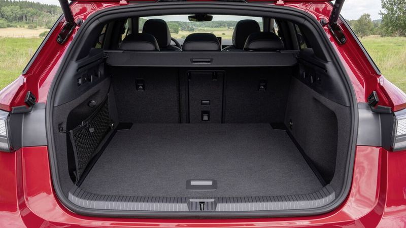 Der Kombi bietet darüber hinaus noch einen stattlichen Kofferraum. (Bild: VW)