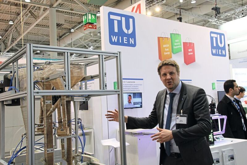 Dr. Stefan Müller von der TU Wien erklärt die Vorzüge einer flexiblen Produktion wertvoller Energieträger aus Abfall. (Finus/VCG)