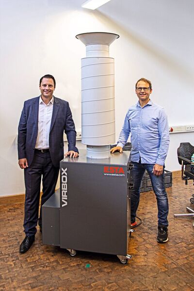 Esta-Geschäftsführer Philipp Raunitschke (links) erkundigte sich bei Werkstattleiter Robert Klaus Hennig (rechts) nach seinen Erfahrungen mit dem Luftreiniger. (Esta)