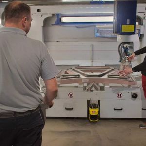 Die Mitarbeiter von Germa Composite schätzen an der HG-Grimme-Gantry-Fräsanlage den großen, ergonomischen Arbeitsraum, der von drei Seiten zugänglich ist.(Bild:  HG Grimme / K. Rüsberg)