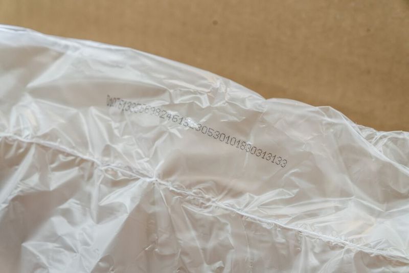 Der Drucker für die Backwaren muss ein abriebfestes Druckergebnis auf glatter Folie erzielen und gleichzeitig lebensmittelsicher kennzeichnen. (Bild: www.haeslerfoto.ch Haesler Foto | Bluhm Systeme GmbH)