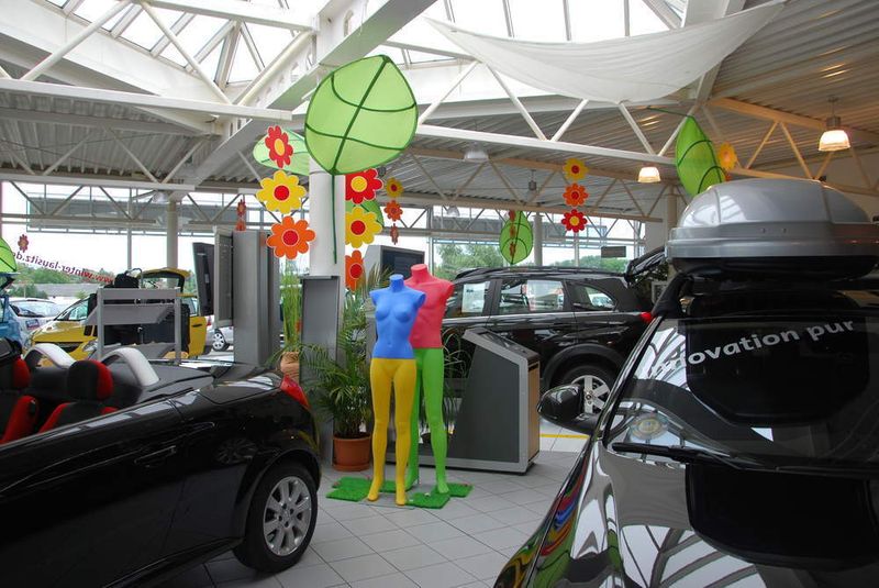 Das Autohaus legt viel Wert auf eine originelle, farbenfrohe Dekoration (Archiv: Vogel Business Media)