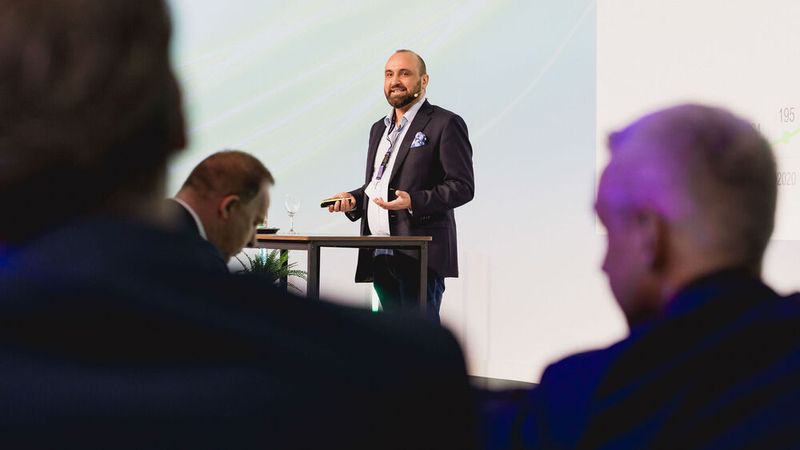 Benjamin Kibies von Dataforce gab einen Ausblick darauf, wie viele gebrauchte E-Fahrzeuge in den nächsten Jahren auf den Markt kommen. (Bild: Stefan Bausewein)