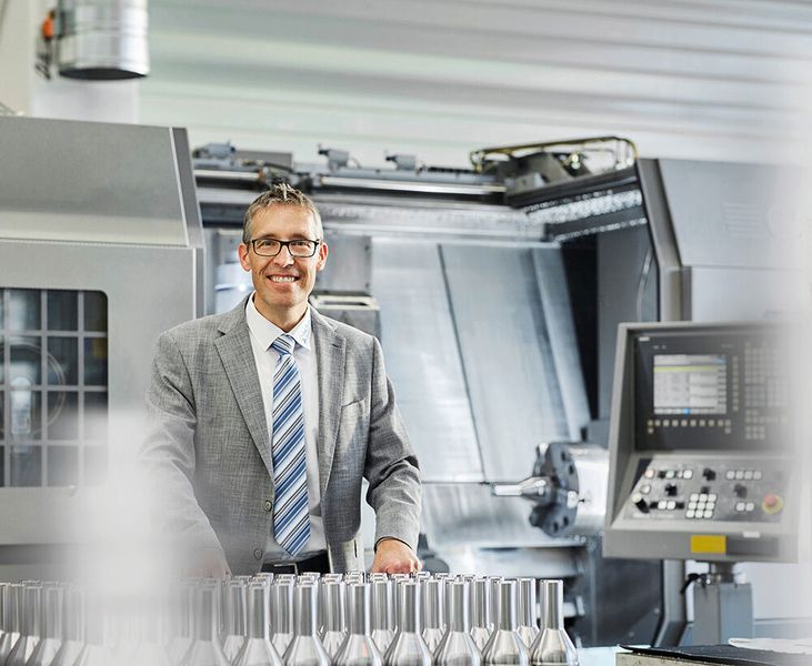 Reiner Höhn in der Dreherei des Familienunternehmens. (Bild: Fluro-Gelenklager GmbH)