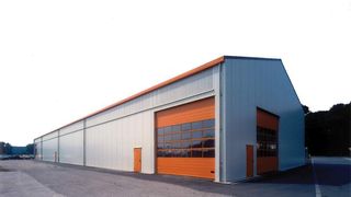 Stahlhallen von Haltec gibt es in Größen von etwa 100 bis über 10 000 m2 Hallenfläche und mit Spannweiten bis 50 m.Bild: Haltec Hallensysteme (Archiv: Vogel Business Media)