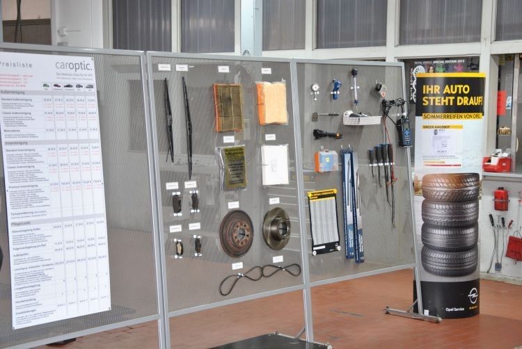 Vorher/nachher anschaulich dargelegt: das Umfeld im Bereich der Dialogannahme. (Foto: Dominsky)