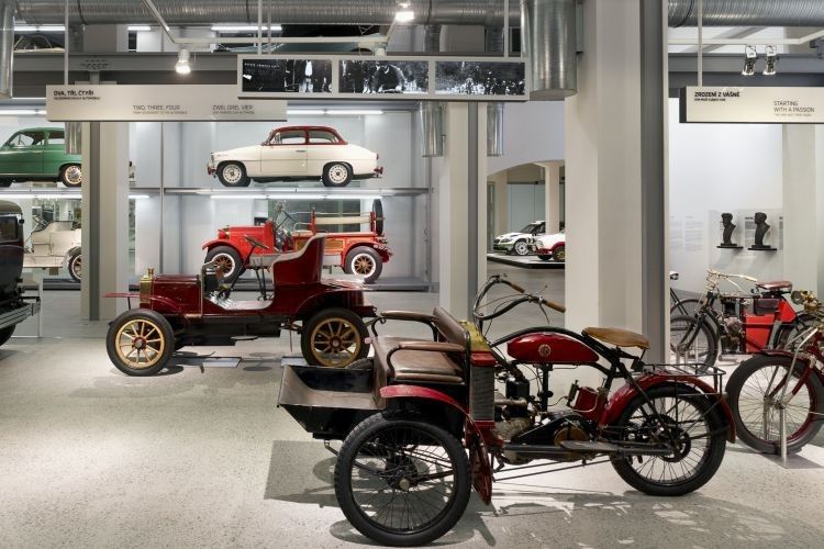 Im Vordergrund eine „spezielle“ Dreirad-Modifikation. Im Hintergrund der Laurin & Klement Typ A von 1905. (Foto: Skoda)