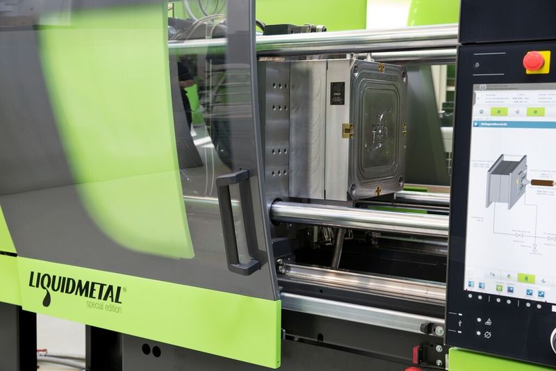 Die Liquidmetal-VErarbeitung gelingt mit einer modifizierten Engel e-motion Spritzgießmaschine, wie sie aus dem Kunststoffsektor bekannt ist. (Bild: Engel)