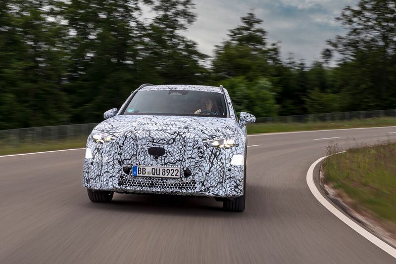 Bei ersten Fahrten auf dem Mercedes-Testgelände in Immendingen – noch fehlt dem elektrischen GLC die Straßenzulassung – gefällt vor allem das komplett neu abgestimmte Fahrwerk. (Bild: Mercedes-Benz)