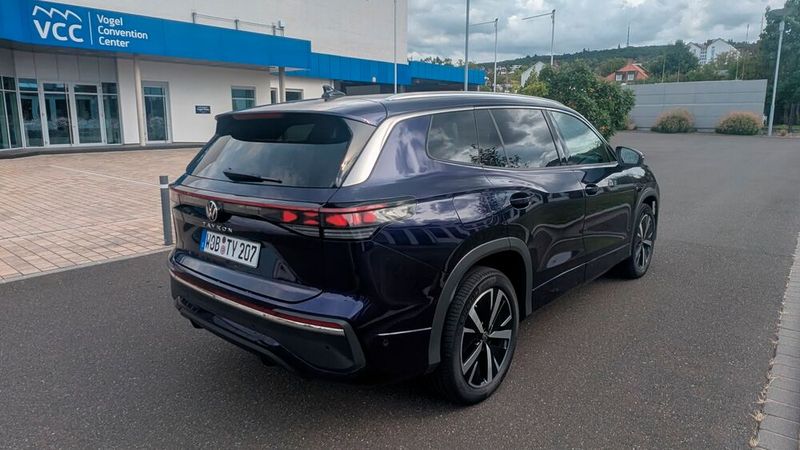 3. Das Fahrgefühl: Der Tayron entpuppte sich auf den Testfahrten als sehr komfortabler Langstreckenbegleiter, Unebenheiten bügelte das Fahrwerk souverän weg. Der Tayron beschleunigt in 7,9 Sekunden von 0 auf 100 km/h. Die Höchstgeschwindigkeit beträgt 224 km/h. Der 85-Liter-Tank sorgt für eine Reichweite jenseits der 800 Kilometer. (Bild: Mauritz – VCG)